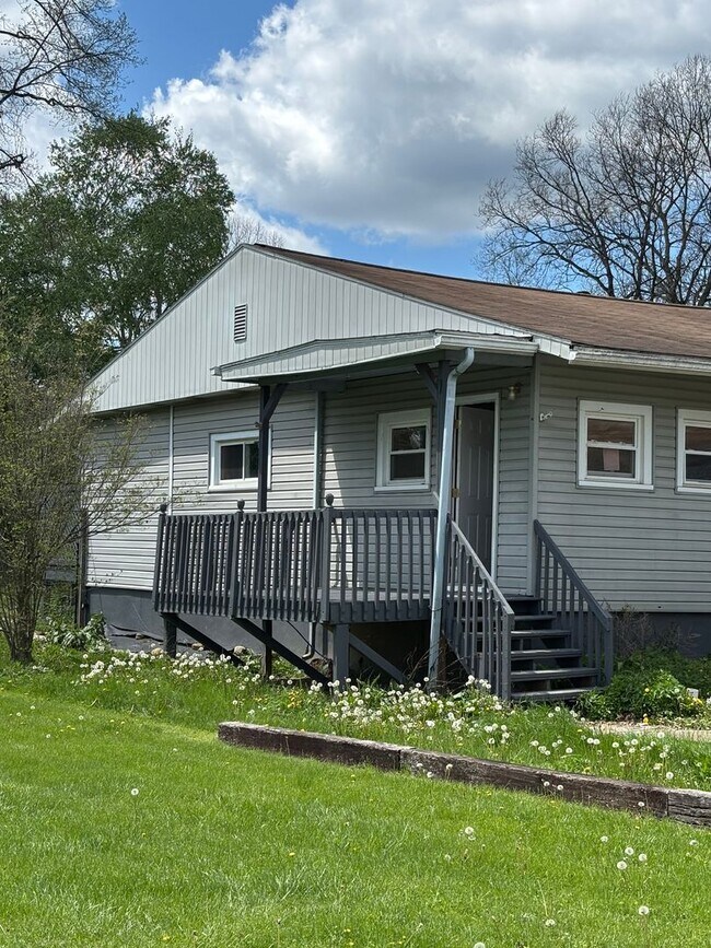 Building Photo - 3 Bedroom Ranch by the River