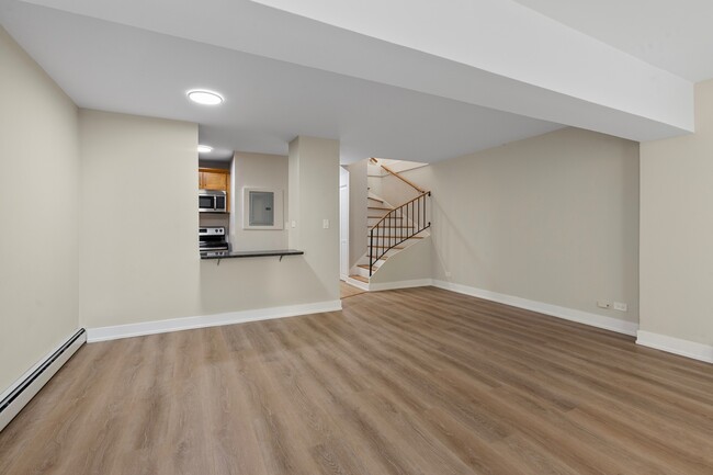 Building Photo - 6166 N Sheridan Rd