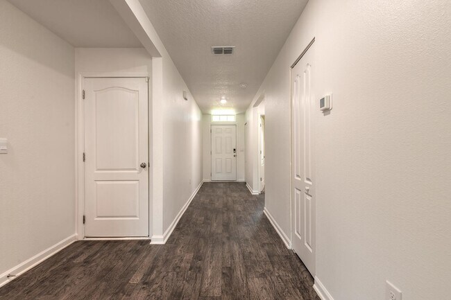 Building Photo - 109 Persimmon Dr