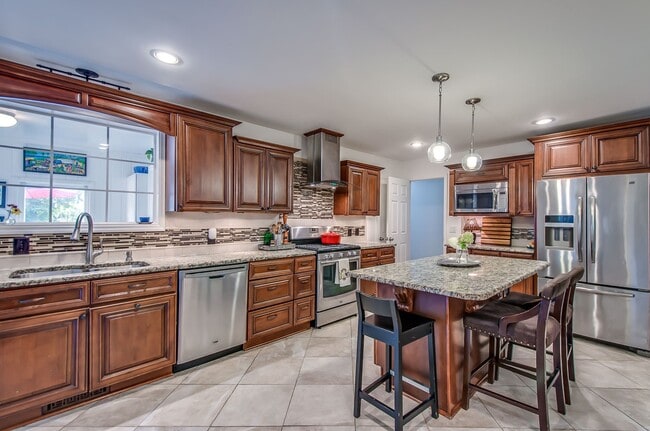 Building Photo - 612 Freda Villa