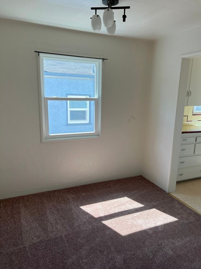 Building Photo - CHARMING 1bd/1ba DUPLEX TUCKED AWAY OFFTHE...