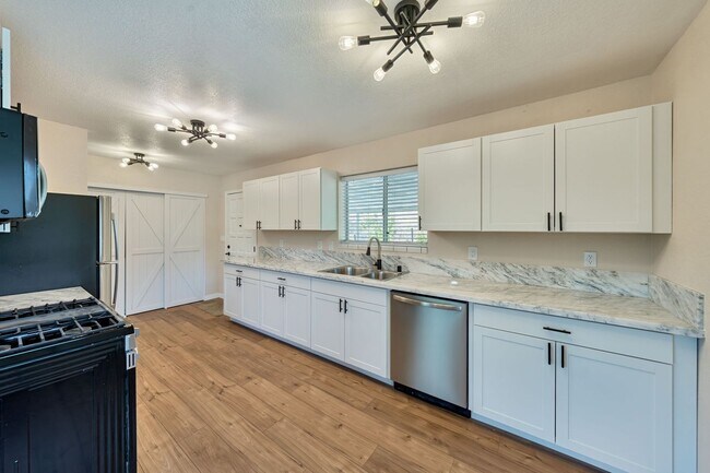 Building Photo - Updated 2 Bedroom Home on 20 Acres in Shin...