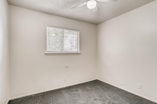 Building Photo - 818 Sahara Ave
