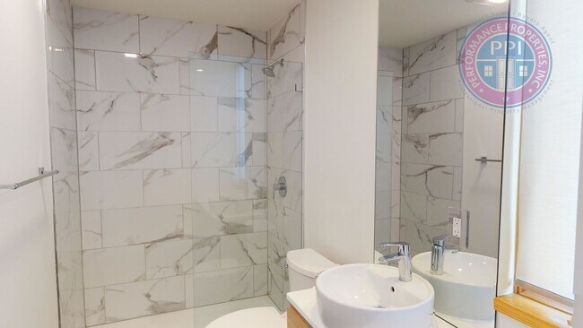 Building Photo - Modern Townhome In SE  2 Bdrm +Loft- Large...