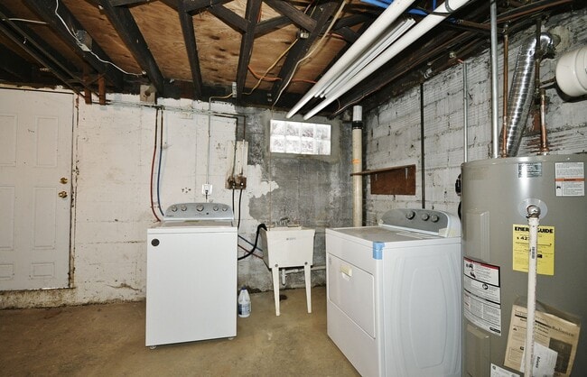 Building Photo - 2 Bed/1Bath Single Family Row House - Section 8 Considered