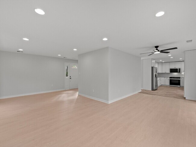 Building Photo - "Spacious 5-Bed Haven on Cedarest Rd – Where Comfort Meets Convenience in Fairfax!"