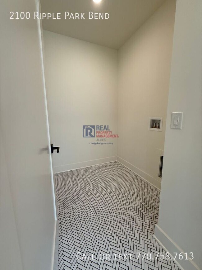 Building Photo - 2100 Ripple Pk Bnd