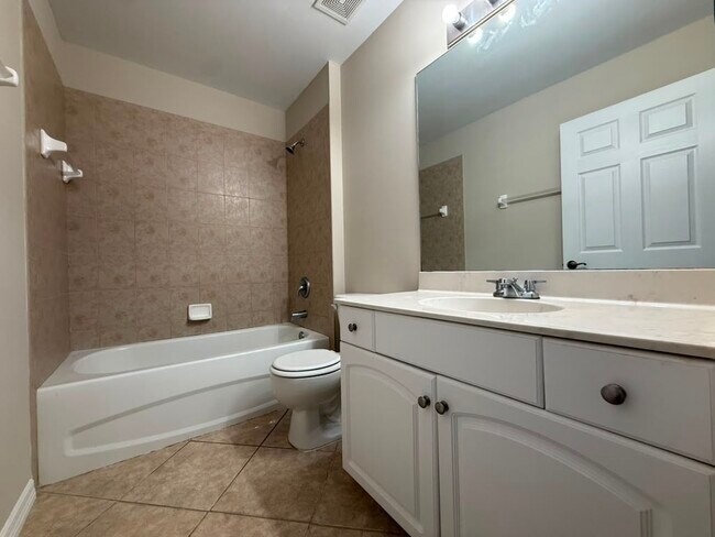 Building Photo - 3629 Pine Oak Cir