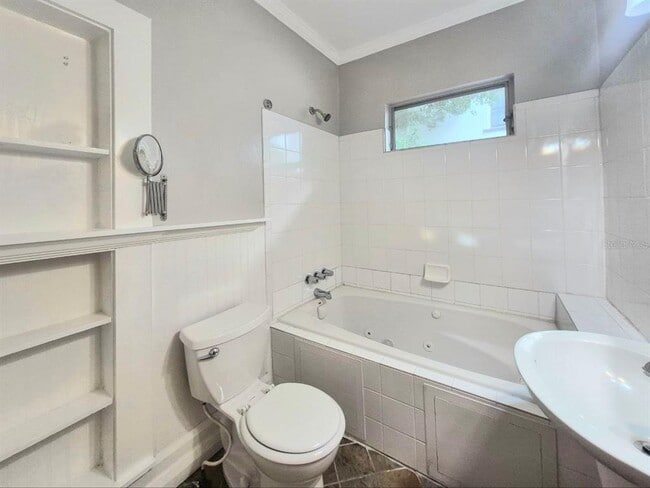 Building Photo - 314 E Park Ave