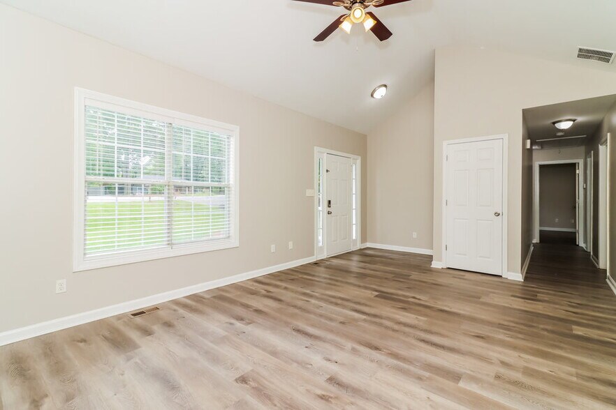 Building Photo - 2840 Ivanhoe Ln