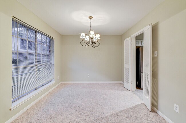 Building Photo - Charming 3-Bedroom Townhome in Prime Memor...