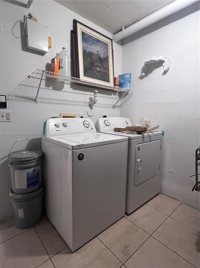 Building Photo - 2021 SE 10th Ave