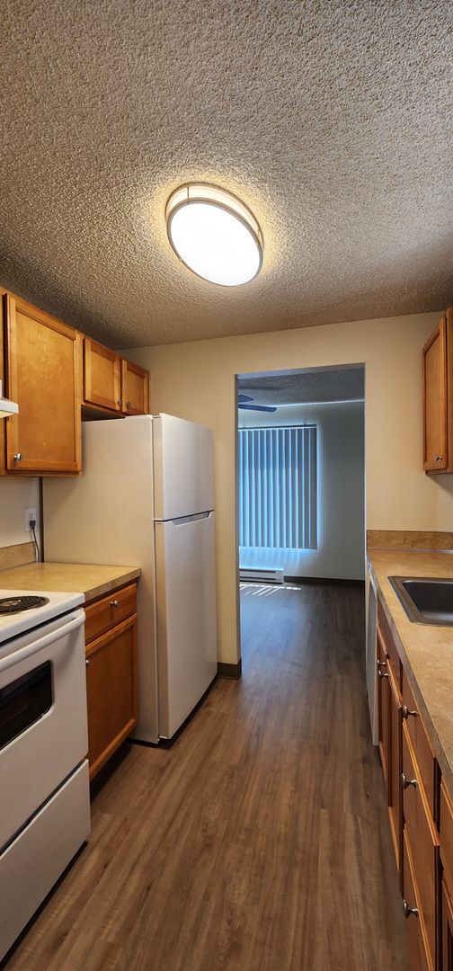 Building Photo - Ground-Level Apartment Available Now at Sunset Villa!
