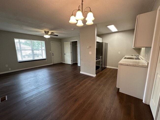 Building Photo - 2 Bedroom, 1 Bathroom Newly Remodeled Duplex
