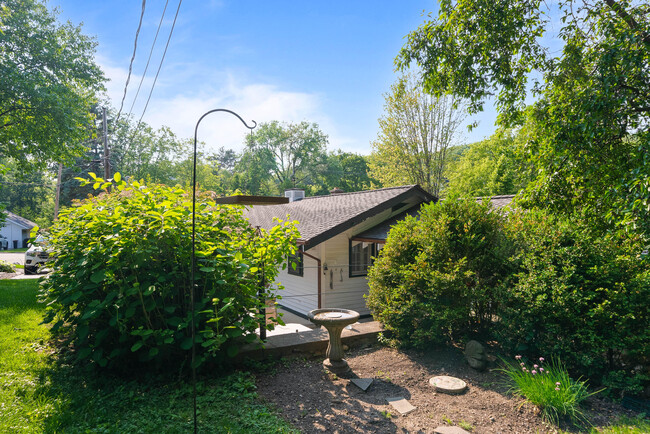 Building Photo - 163 N Lakeshore Dr