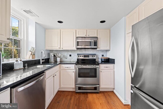 Building Photo - 3050 S Buchanan St