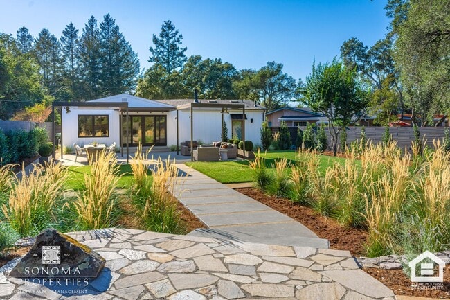Building Photo - 3 Bedroom Exquisitely Furnished Home