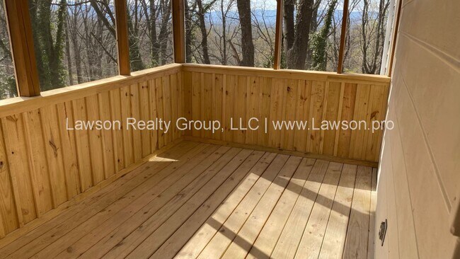 Building Photo - Lovely 4 Bedroom 3 Bath Home in South Roanoke