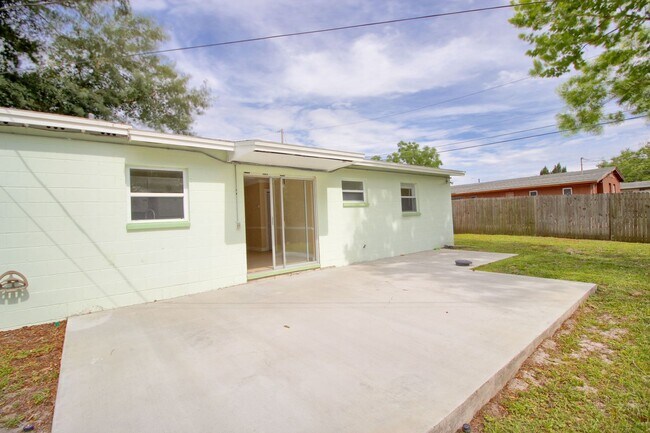 Building Photo - 323 Elm Dr