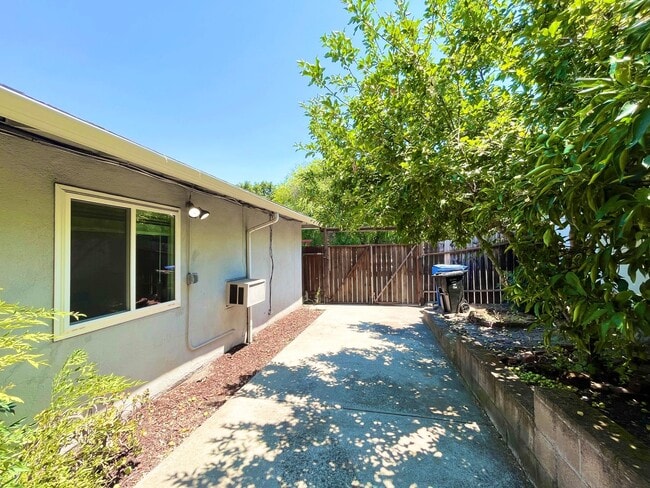 Building Photo - 1751 Parkside Dr