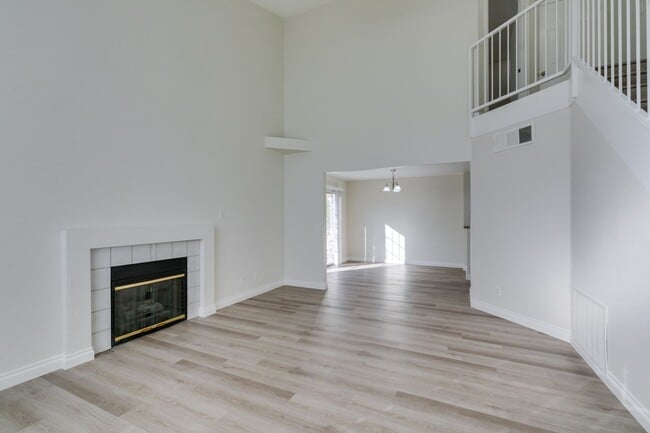 Building Photo - North Summerlin Townhouse with attached garage - 2 master suites