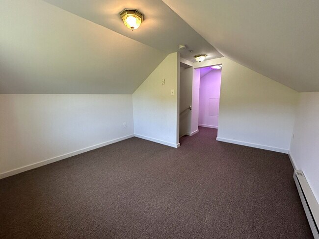 Building Photo - Quaint Single Family Home in Manchester