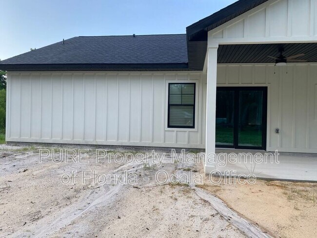 Building Photo - 2635 NE 37th Place Rd