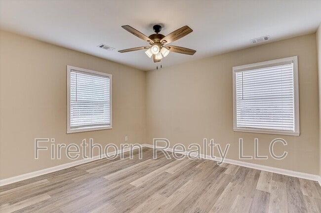 Building Photo - 810 Royalette Ave