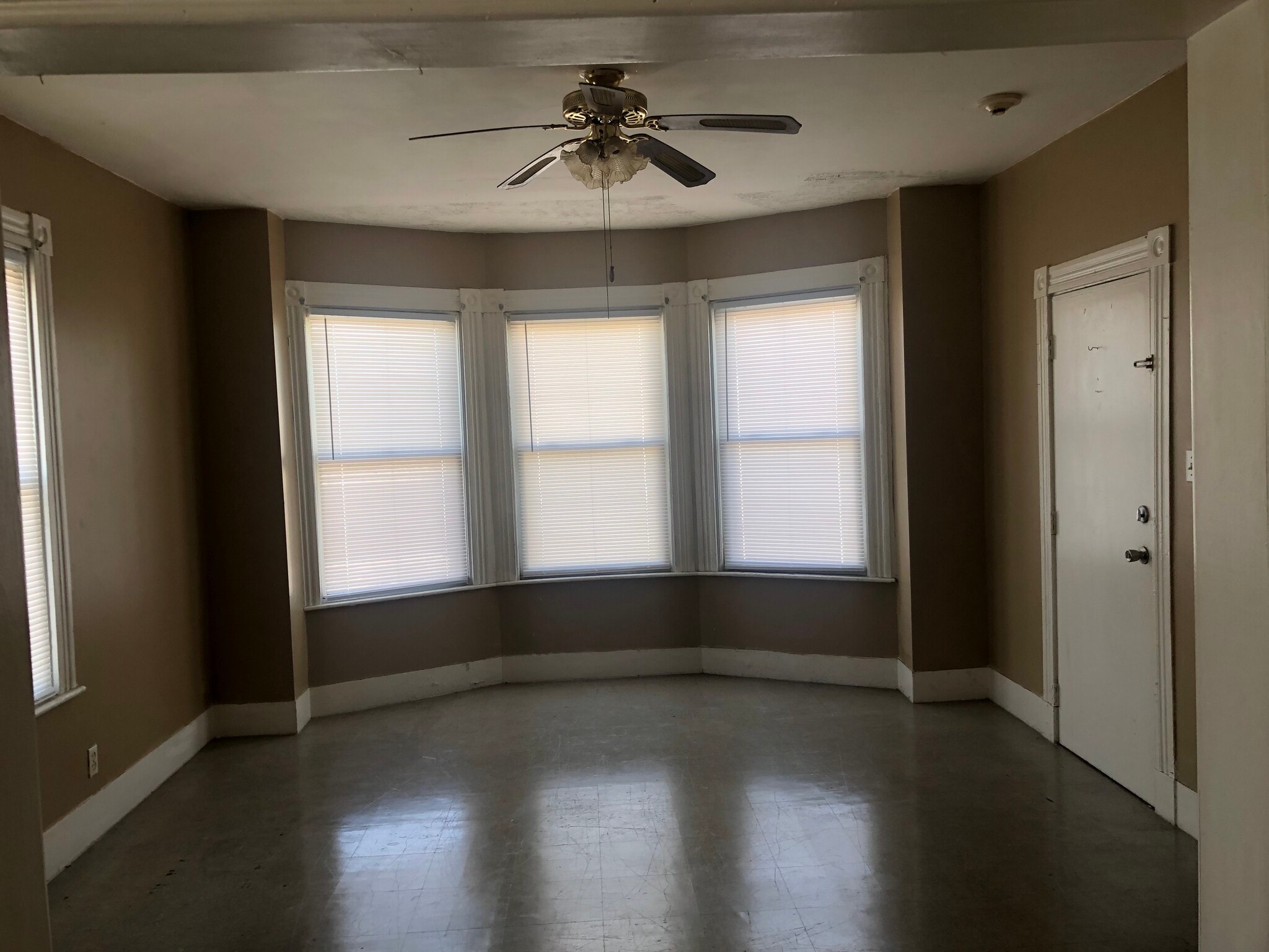 Building Photo - 1641 Acushnet Ave