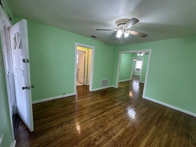 Building Photo - 2-BEDROOM DUPLEX IN MAHNCKE PARK