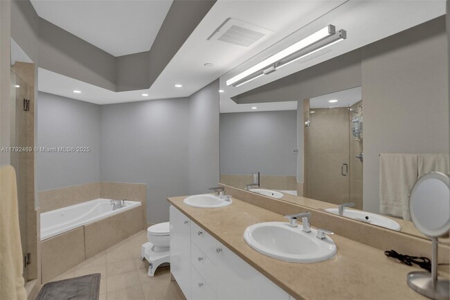 Building Photo - 20000 E Country Club Dr
