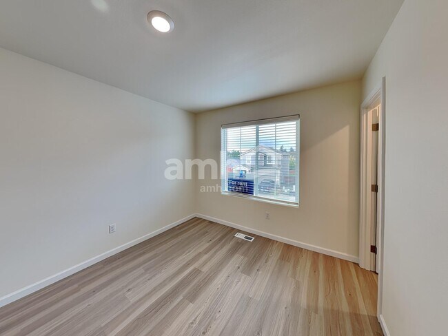 Building Photo - 1415 W 16th Ave