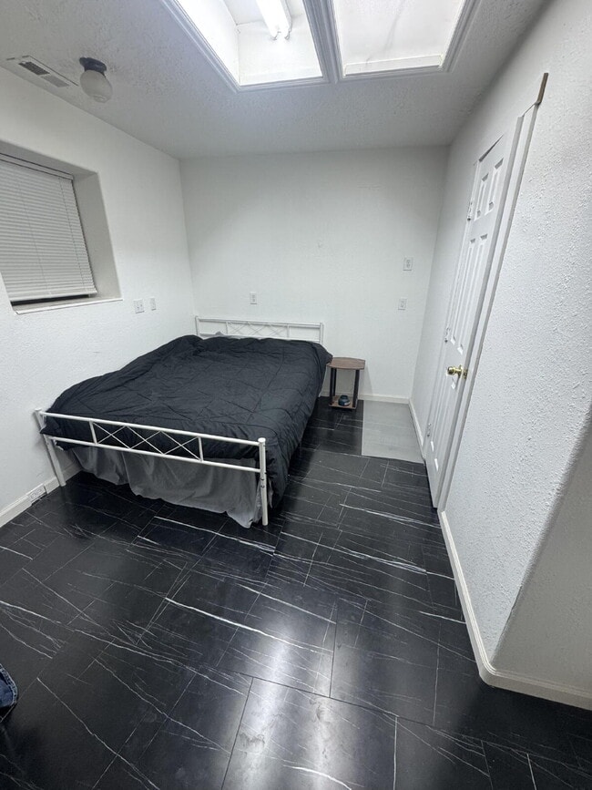 Building Photo - 521 Hoyt St