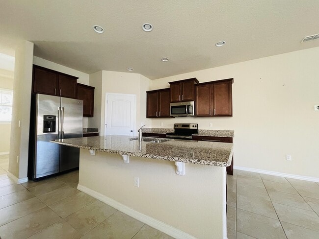 Building Photo - 8221 Lakeview Crossing Dr