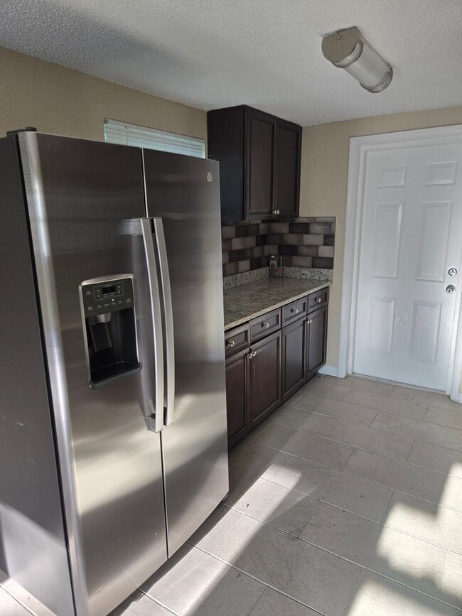 Building Photo - 2 BEDROOM 1 BATH NEAR USF