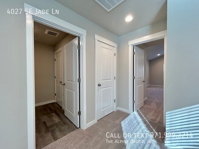 Building Photo - 4027 SE Jade Ln