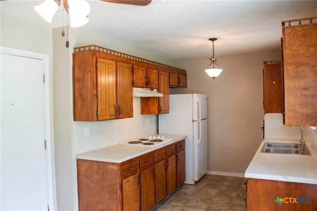Building Photo - 211 E Hogan Dr