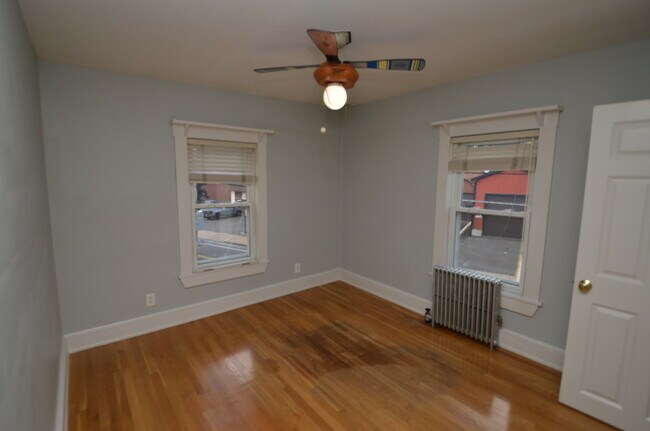 Building Photo - 146 Melrose St