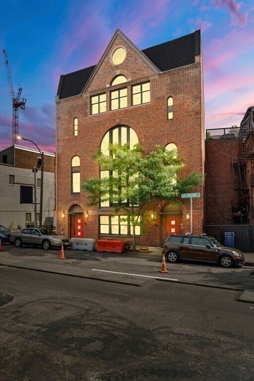 Building Photo - 136 Arlington St