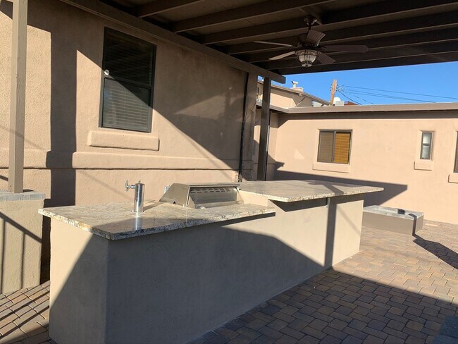 Building Photo - 928 E 6th St