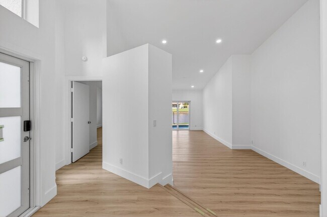 Building Photo - 6425 96th Pl S