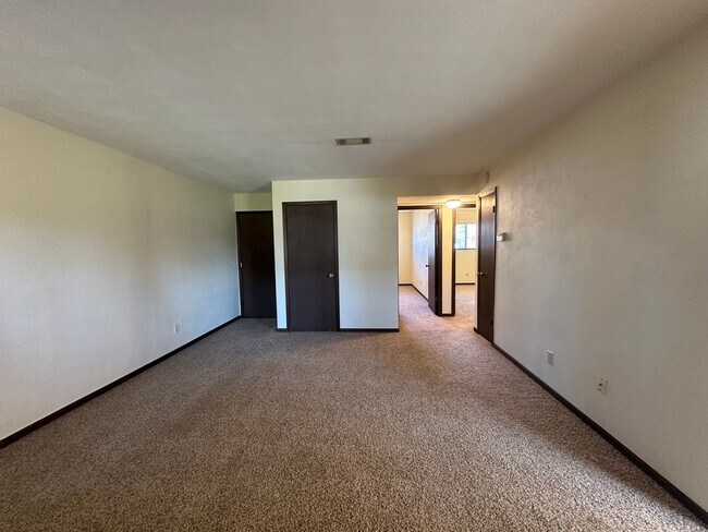 Building Photo - 2 Bedroom/1 Bath Apartment For Rent