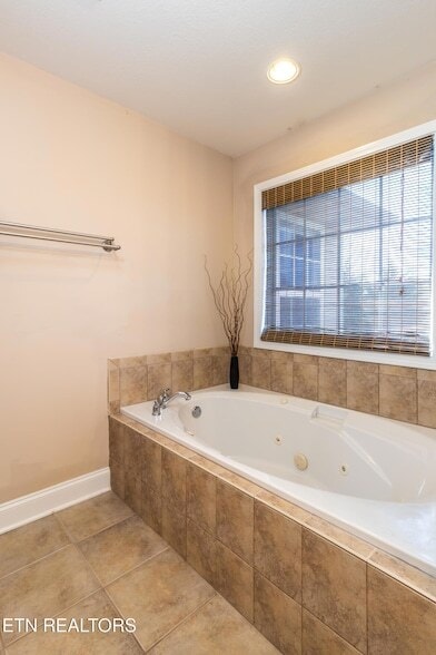 Building Photo - 8334 Bay Gardens Ln