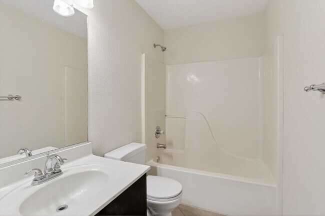 Building Photo - 713 Emerald Ct