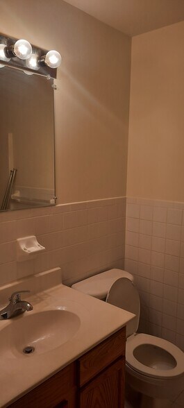 Building Photo - 64 Isabella Ave