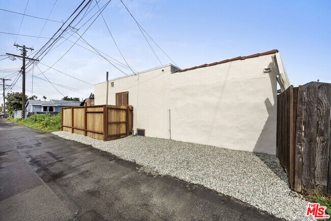 Building Photo - 1510 W 52nd St