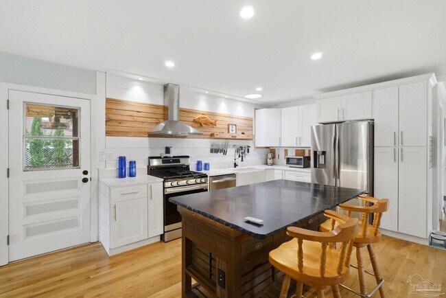 Building Photo - 730 Nagel Dr