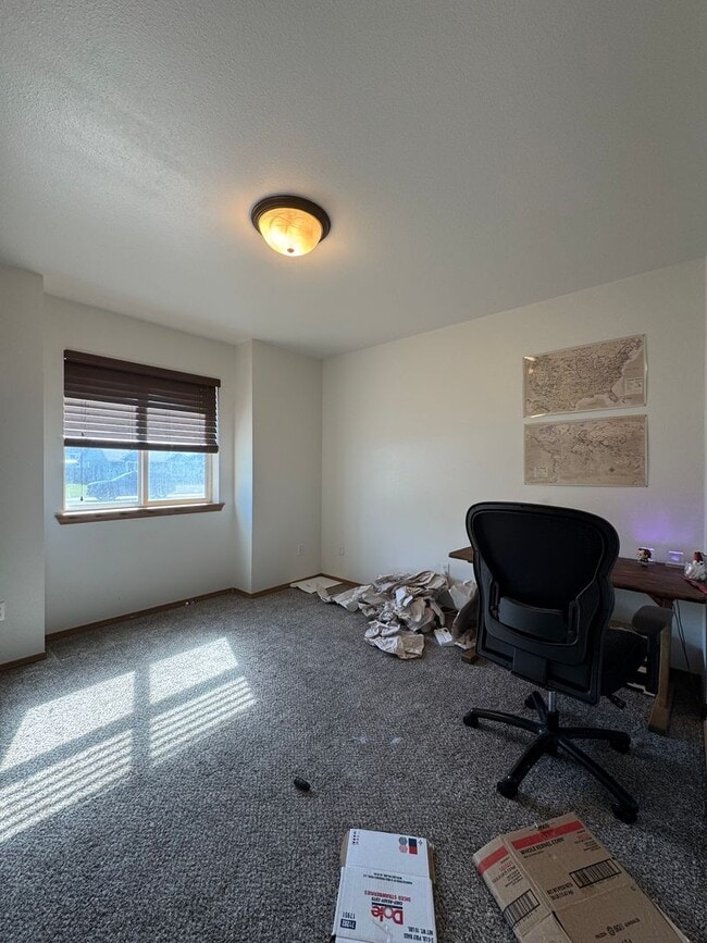 Building Photo - 3-Bedroom Home for Lease with Fenced Backyard