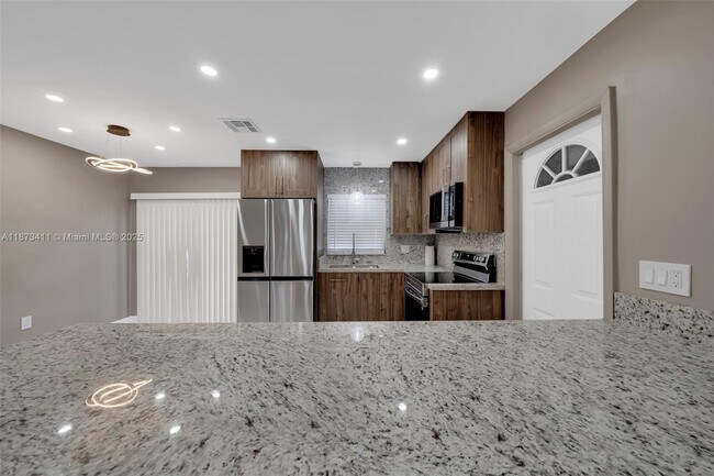 Building Photo - 7762 Plantation Blvd