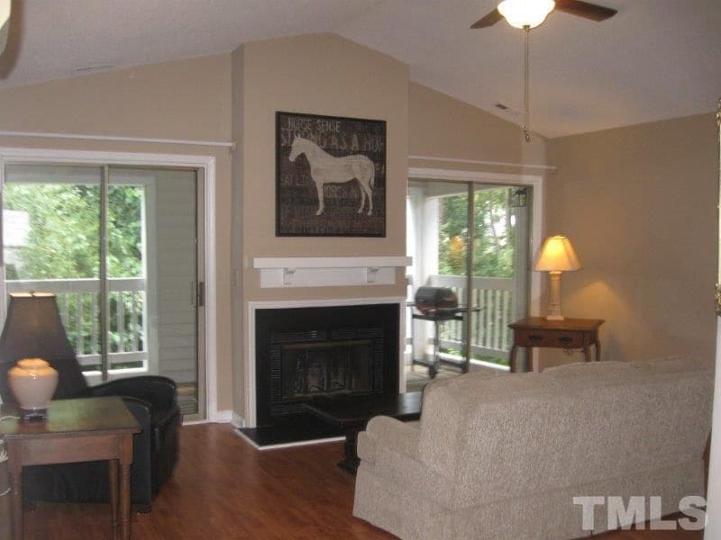 Building Photo - Room in Townhome on Sunpointe Dr